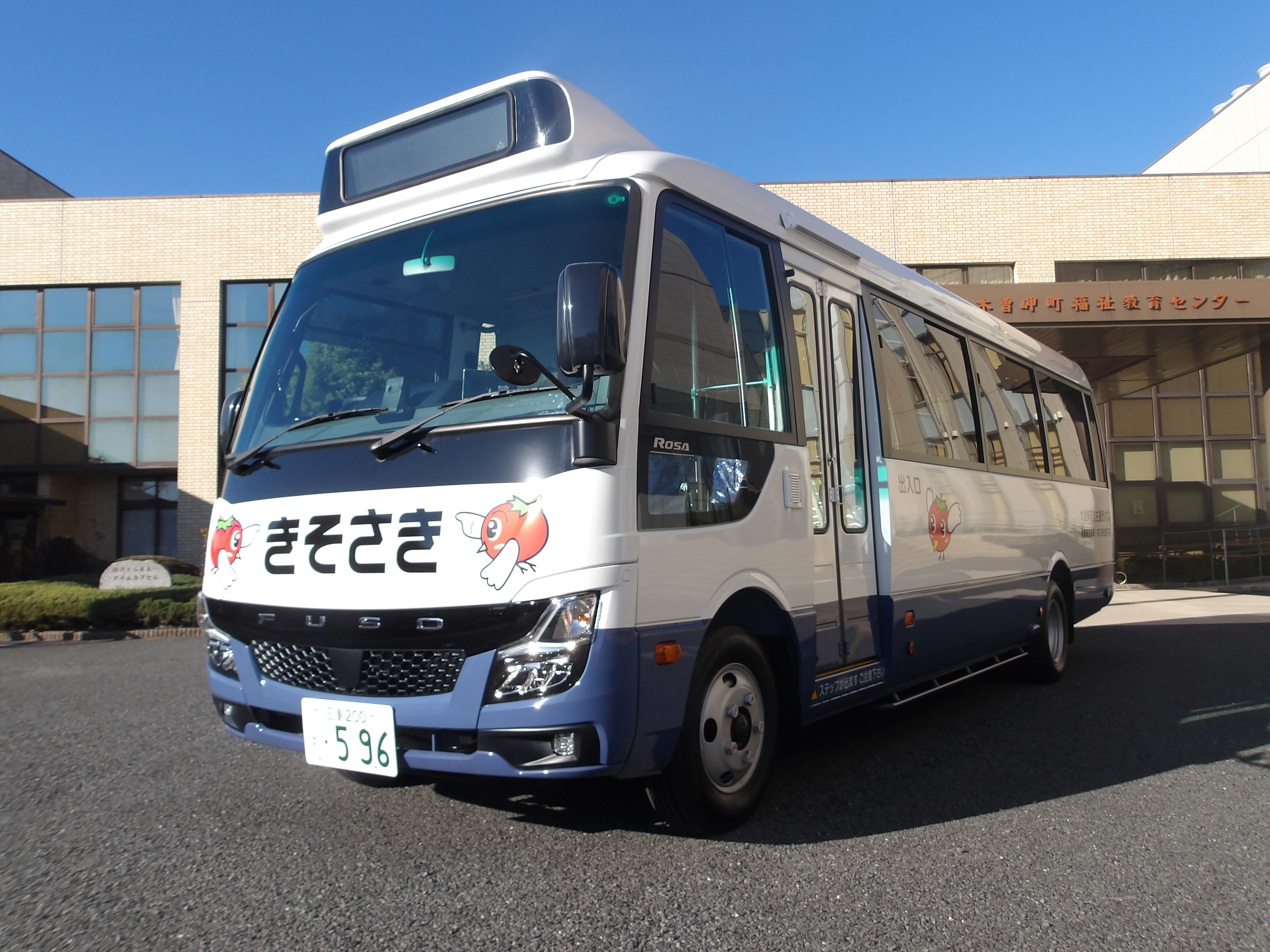 自主運行バス左前写真