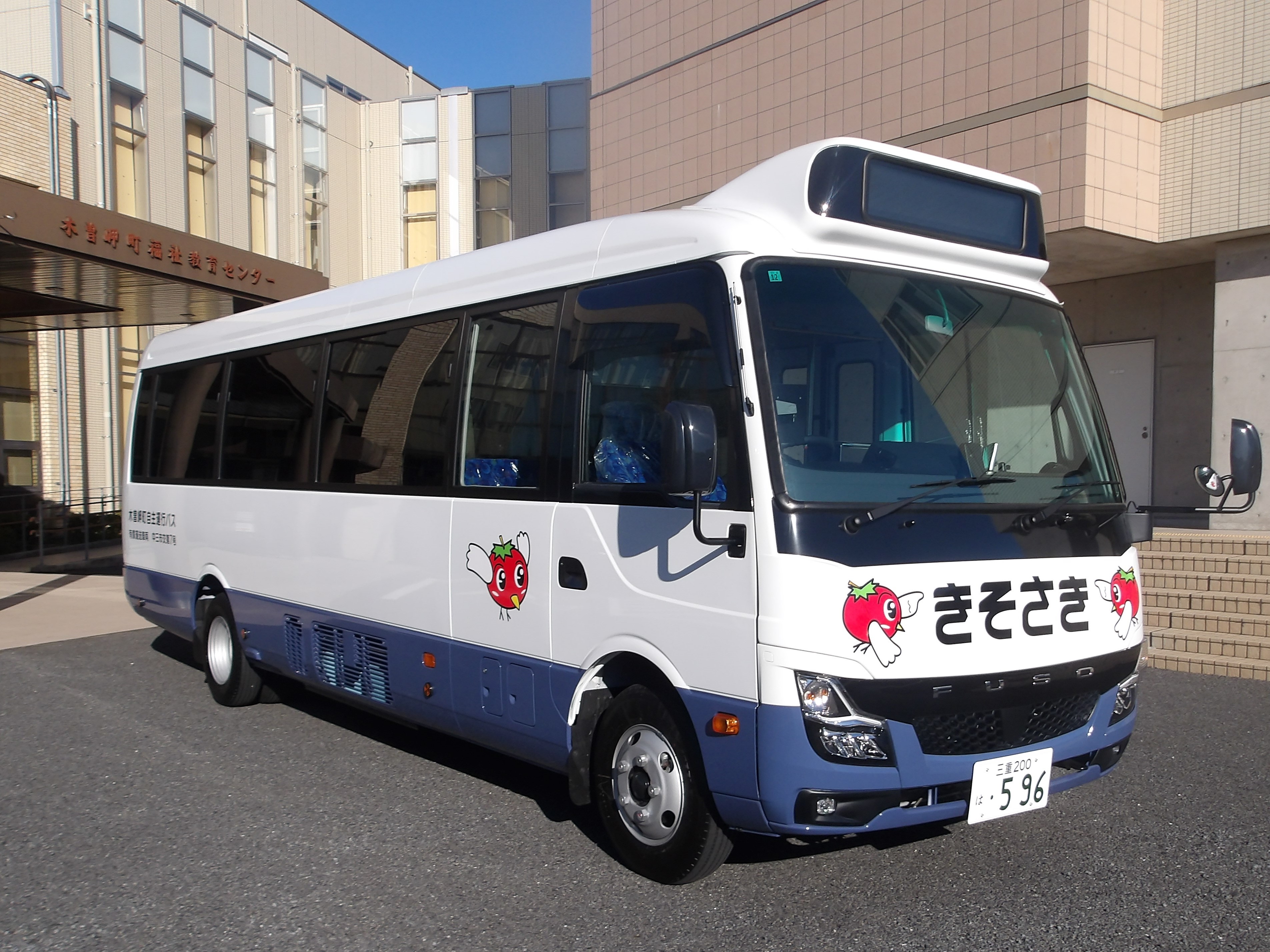 自主運行バス右前写真